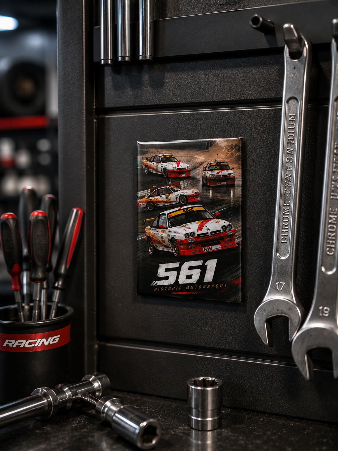 Racemag-Art Premium Metallmagnet am Werkstattschrank
